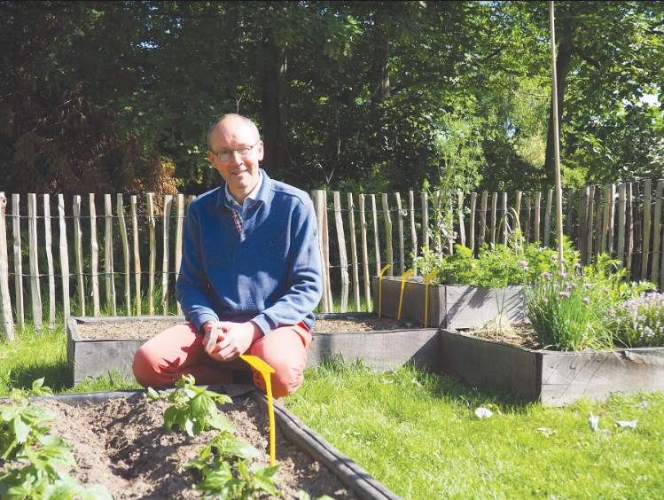 Philippe Tricart, paysagiste lillois, installe des potagers en lieu et place des espaces verts de sociétés.